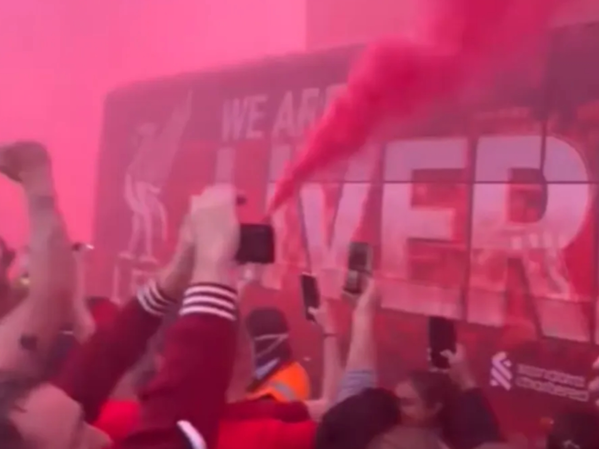 Oι οπαδοί της Λίβερπουλ έξω από το «Anfield»