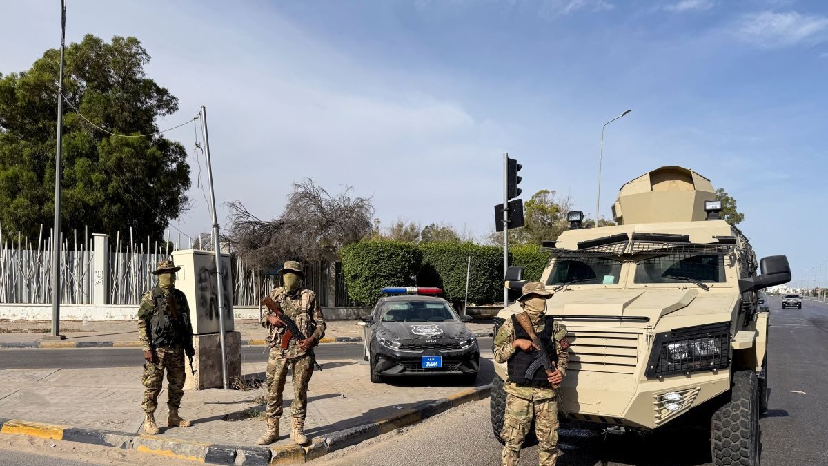 Λίβυοι στρατιώτες στη συνοικία Αμπού Σαλίμ της Τρίπολης όπου σημειώθηκαν συγκρούσεις ενόπλων
