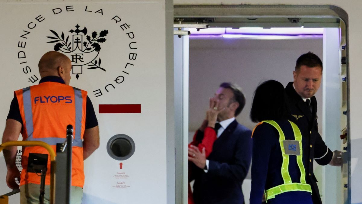Η άβολη στιγμή του χαστουκιού στον Μακρόν από την Μπριζίτ, μέσα στο αεροπλάνο