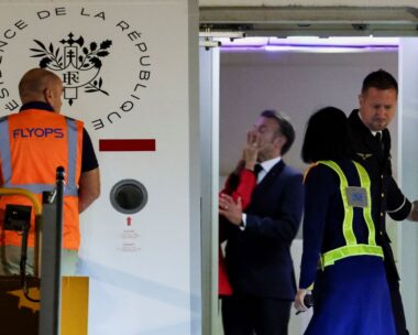 Η άβολη στιγμή του χαστουκιού στον Μακρόν από την Μπριζίτ, μέσα στο αεροπλάνο