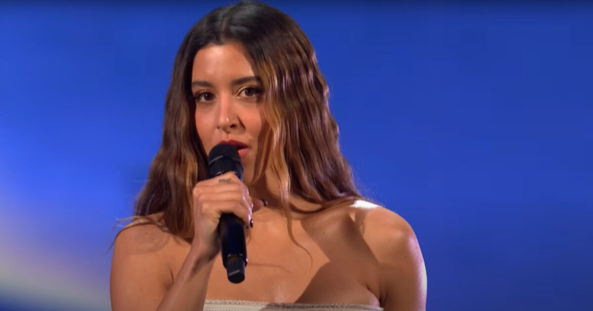 Eurovision 2025: Η Μαρίνα Σάττι στη σκηνή του α’ ημιτελικού – Το θρυλικό κομμάτι που ερμήνευσε