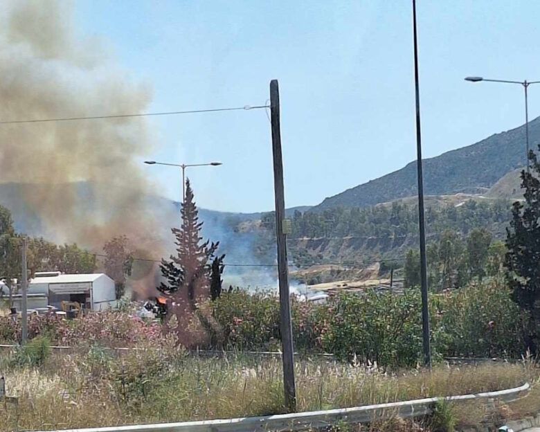 Φωτιά στο Μαρκόπουλο κοντά στον Ιππόδρομο, καίγονται σκουπίδια και λάστιχα