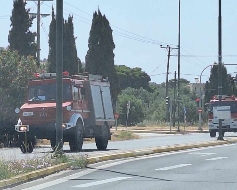 Φωτιά στο Μαρκόπουλο κοντά στον Ιππόδρομο, καίγονται σκουπίδια και λάστιχα