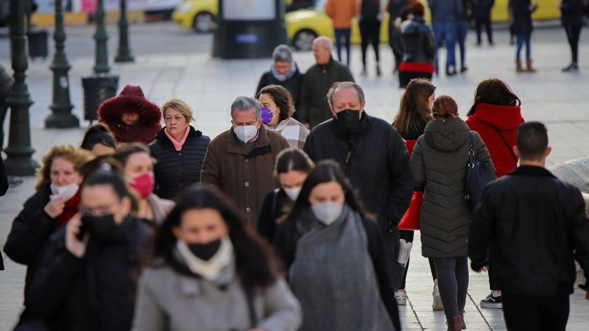Άνθρωποι με μάσκες προστασίας