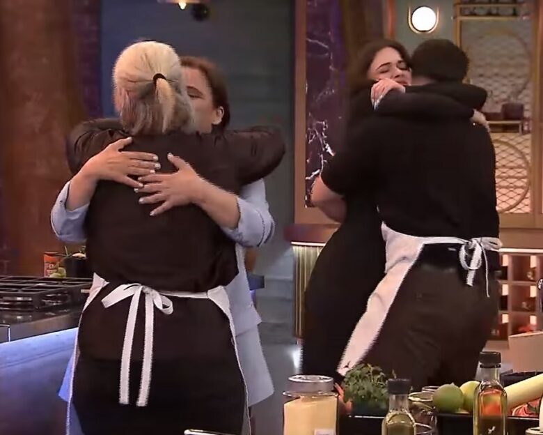 MasterChef 2025: Η στιγμή που οι μητέρες των παικτών «εισβάλλουν» στο πλατό και οι παίκτες «λυγίζουν» από συγκίνηση