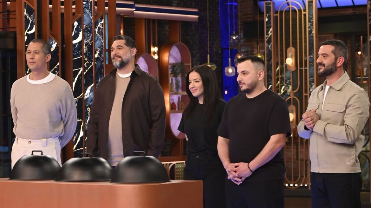 Οι τρεις κριτές του MasterChef, Σωτήρης Κοντιζάς, Πάνος Ιωαννίδης και Λεωνίδας Κουτσόπουλος με τους guests, Ερασμία Μπαλάσκα και Μανώλη Στήθο