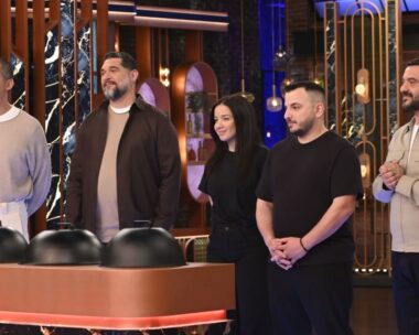 Οι τρεις κριτές του MasterChef, Σωτήρης Κοντιζάς, Πάνος Ιωαννίδης και Λεωνίδας Κουτσόπουλος με τους guests, Ερασμία Μπαλάσκα και Μανώλη Στήθο