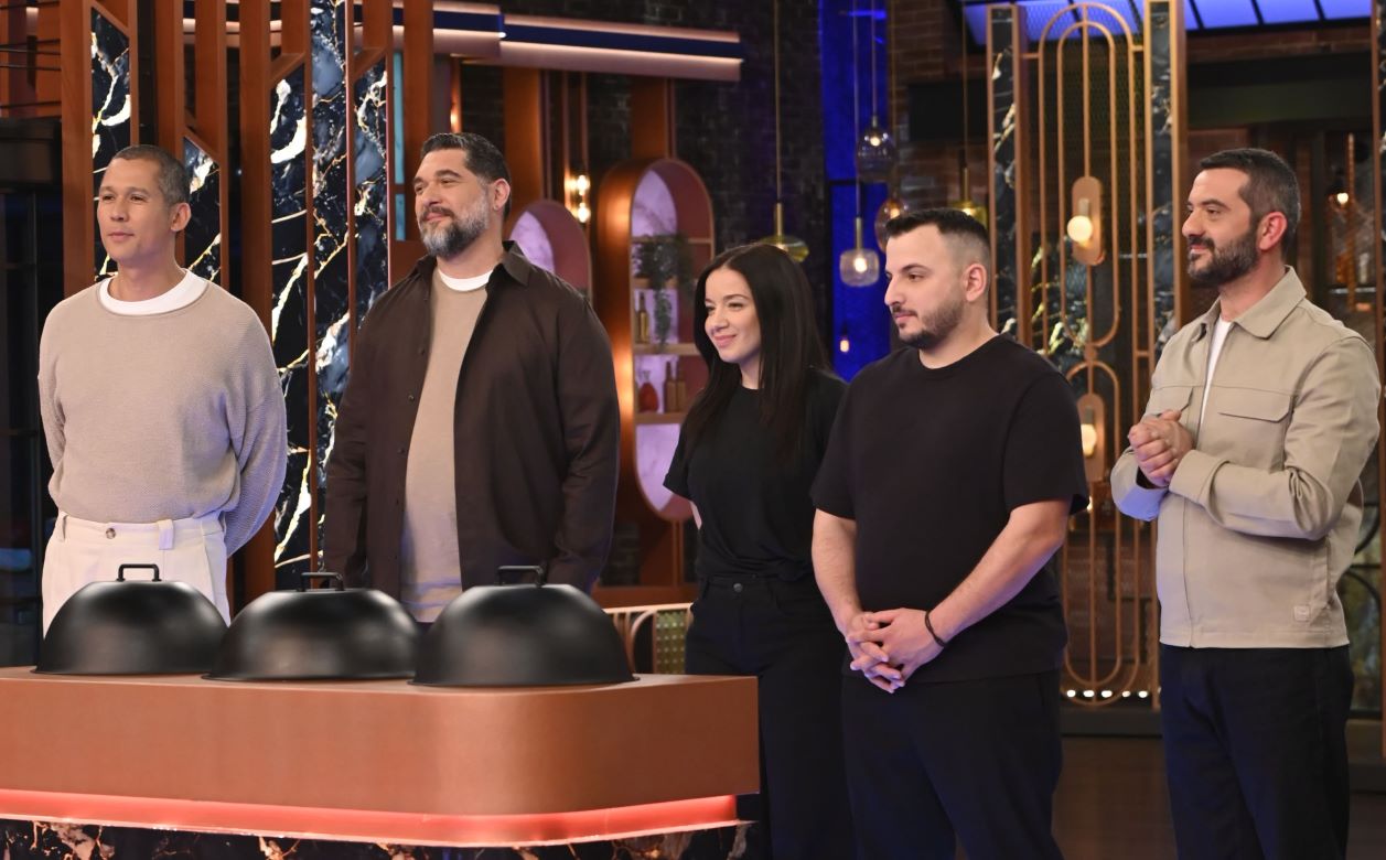 Οι τρεις κριτές του MasterChef, Σωτήρης Κοντιζάς, Πάνος Ιωαννίδης και Λεωνίδας Κουτσόπουλος με τους guests, Ερασμία Μπαλάσκα και Μανώλη Στήθο