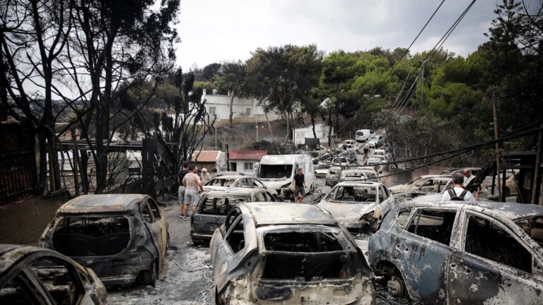 Καμένα αυτοκίνητα στο Μάτι