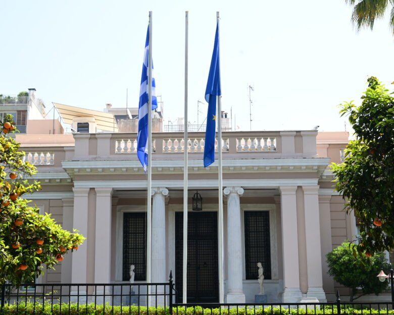 Με το βλέμμα στις δημοσκοπήσεις το Μέγαρο Μαξίμου: Στόχος το 32% μετά τη ΔΕΘ και ο ρόλος του Κώστα Καραμανλή