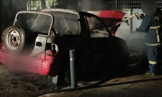 Το καμένο αυτοκίνητο με τον νεκρό άνδρα στην περιοχή του Μετς