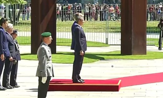 Ο Κυριάκος Μητσοτάκης με τον Φρίντριχ Μερτς κατά τη διάρκεια της ανάκρουσης των εθνικών υμνών της Ελλάδας και της Γερμανίας