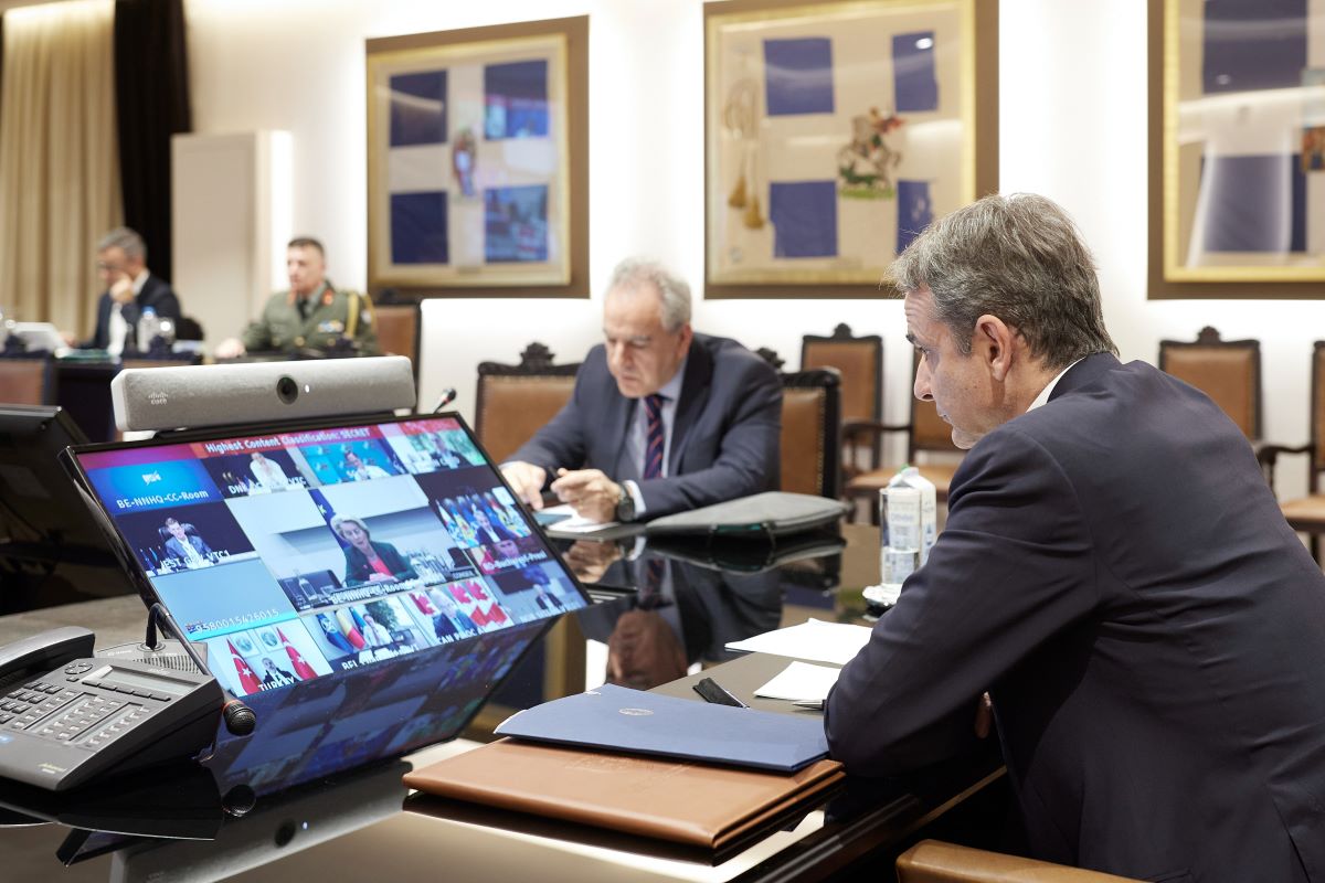 Ο Κυριάκος Μητσοτάκης στο υπουργείο Εθνικής Άμυνας για τηλεδιάσκεψη για την Ουκρανία