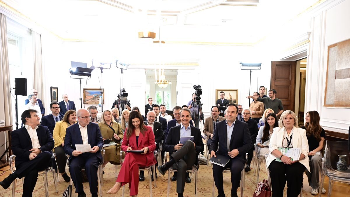 Ο Κυριάκος Μητσοτάκης ανάμεσα σε υπουργούς στη σύσκεψη για την Εθνική Στρατηγική για τη βία ανηλίκων