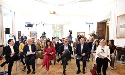 Ο Κυριάκος Μητσοτάκης ανάμεσα σε υπουργούς στη σύσκεψη για την Εθνική Στρατηγική για τη βία ανηλίκων
