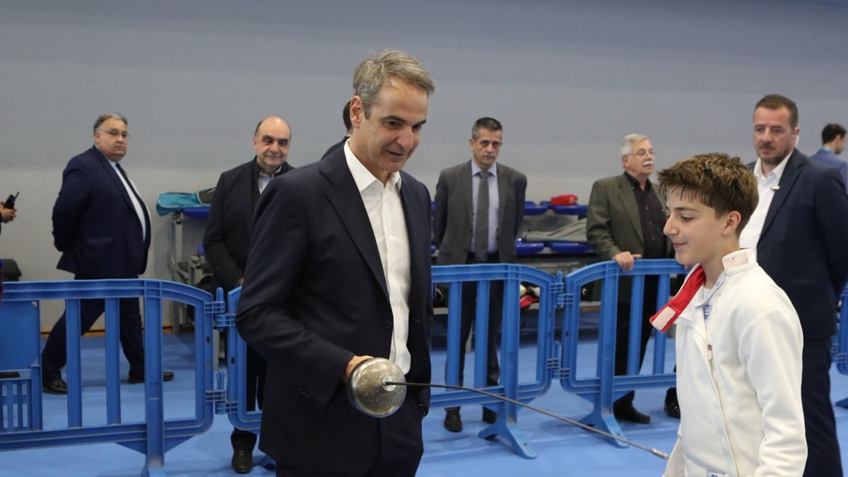 Ο Κυριάκος Μητσοτάκης περιεργάζεται το ξίφος μικρού αθλητή