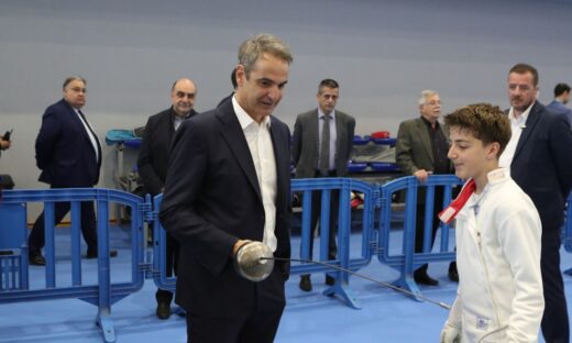 Ο Κυριάκος Μητσοτάκης περιεργάζεται το ξίφος μικρού αθλητή