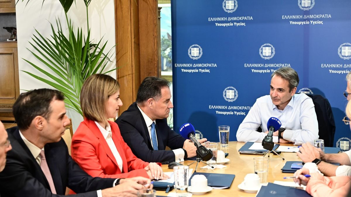 Ο πρωθυπουργός Κυριάκος Μητσοτάκης με την ηγεσία του υπουργείου Υγείας