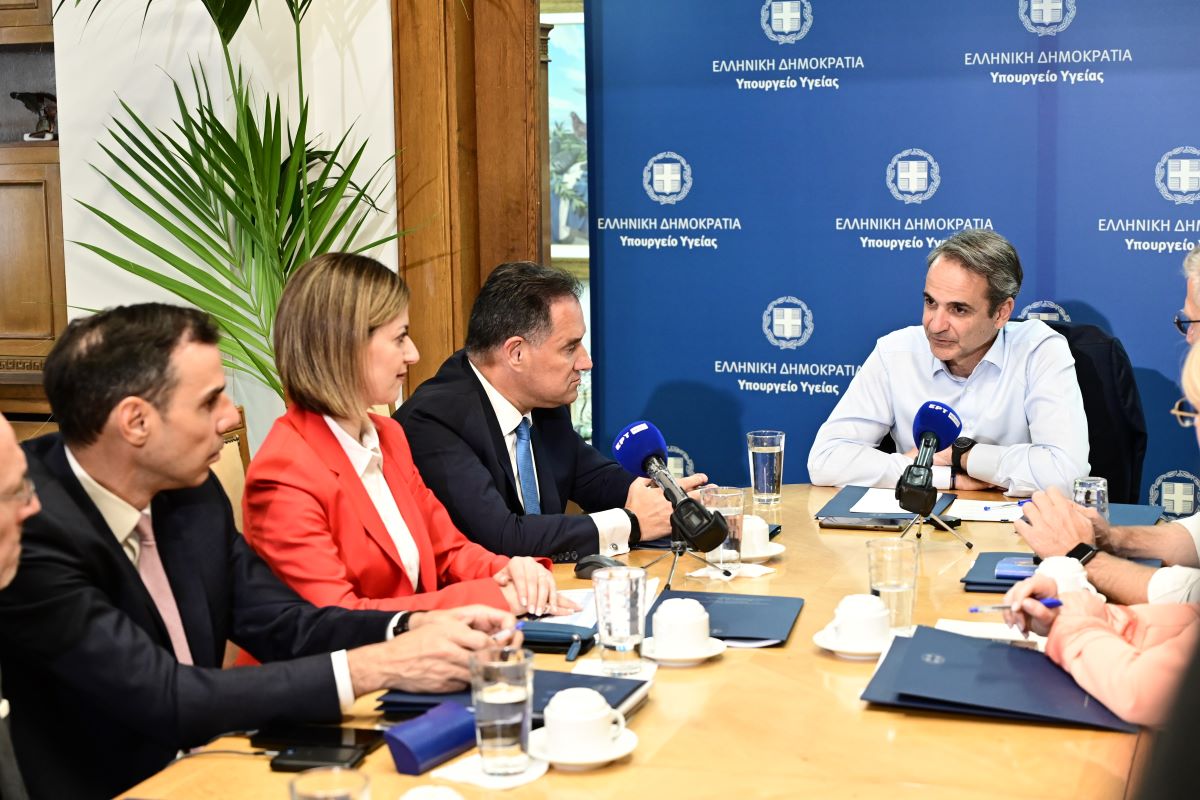 Ο πρωθυπουργός Κυριάκος Μητσοτάκης με την ηγεσία του υπουργείου Υγείας