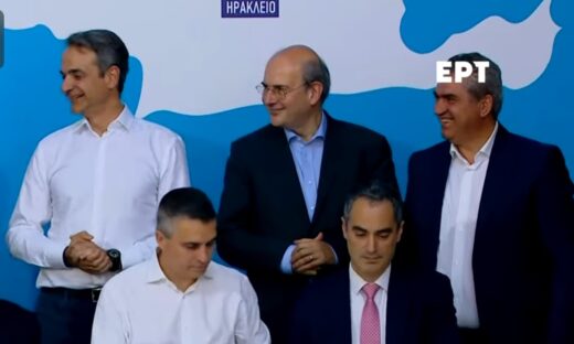 Η στιγμή της υπογραφής στην εκδήλωση για τον ΒΟΑΚ στην Κρήτη