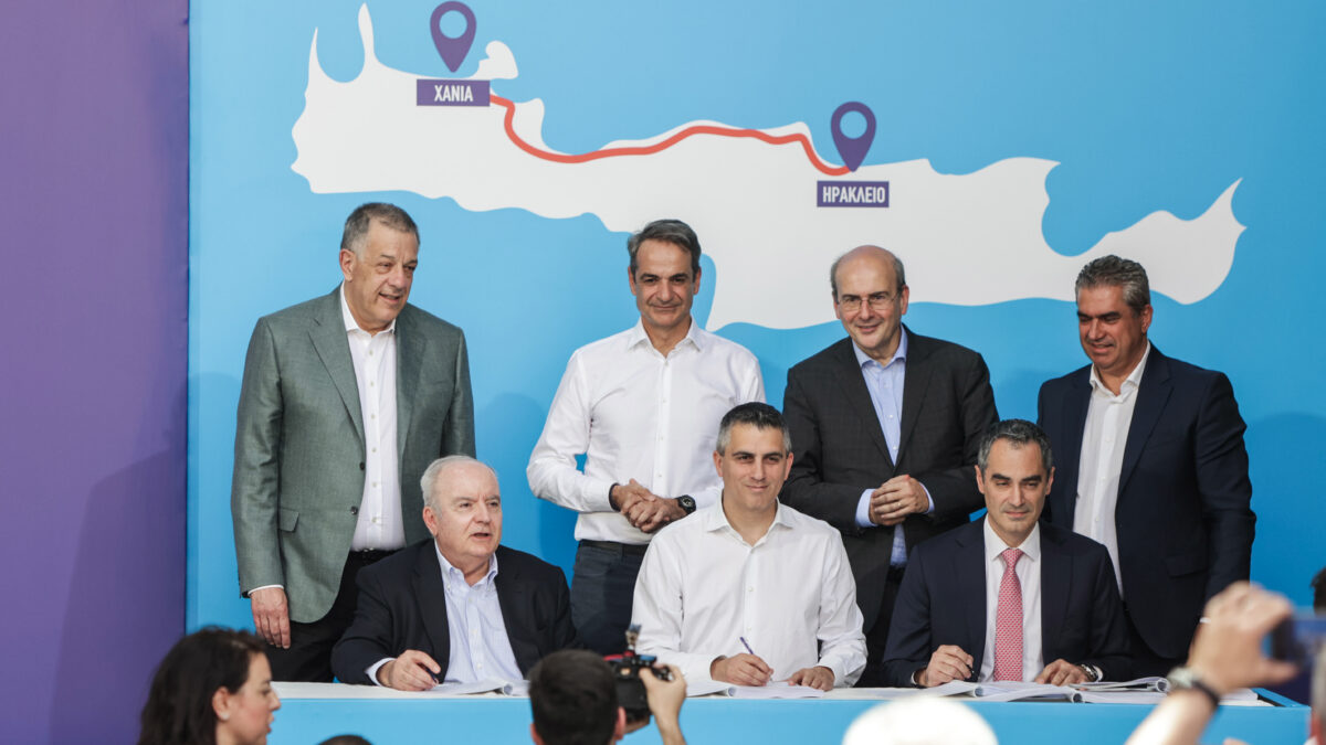 Η στιγμή της υπογραφής στην εκδήλωση για τον ΒΟΑΚ στην Κρήτη