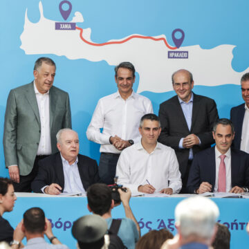 Η στιγμή της υπογραφής στην εκδήλωση για τον ΒΟΑΚ στην Κρήτη