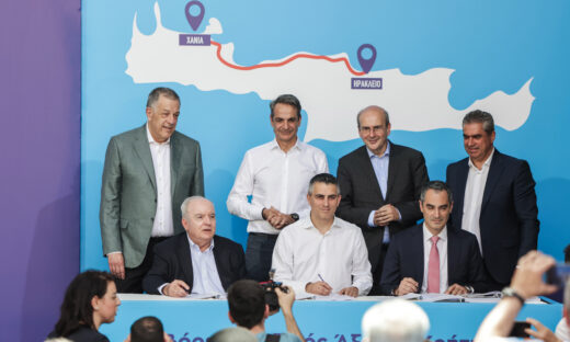 Η στιγμή της υπογραφής στην εκδήλωση για τον ΒΟΑΚ στην Κρήτη