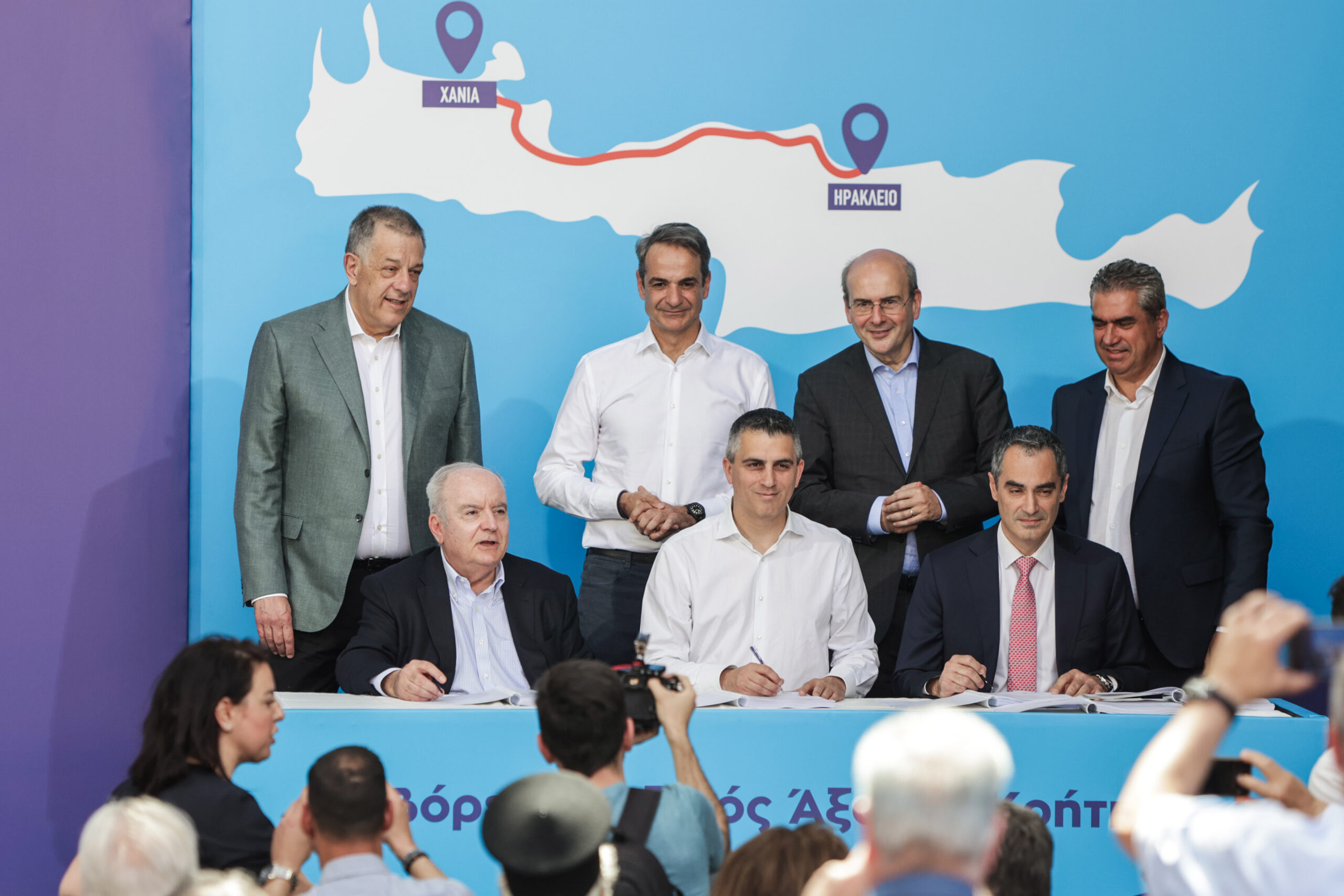 Η στιγμή της υπογραφής στην εκδήλωση για τον ΒΟΑΚ στην Κρήτη