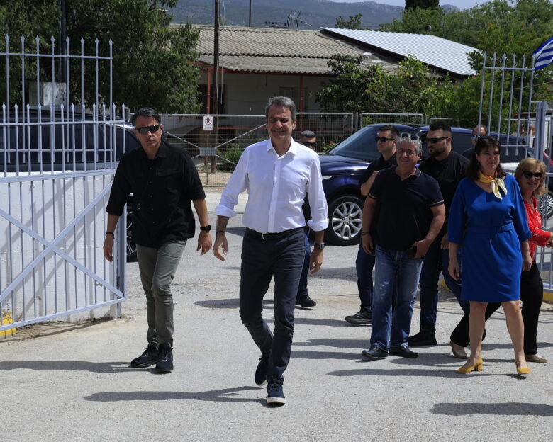 Ο Κυριάκος Μητσοτάκης σε καφετέρια που άνοιξε πρώην άνεργη με πρόγραμμα της ΔΥΠΑ – Βίντεο στο TikTok