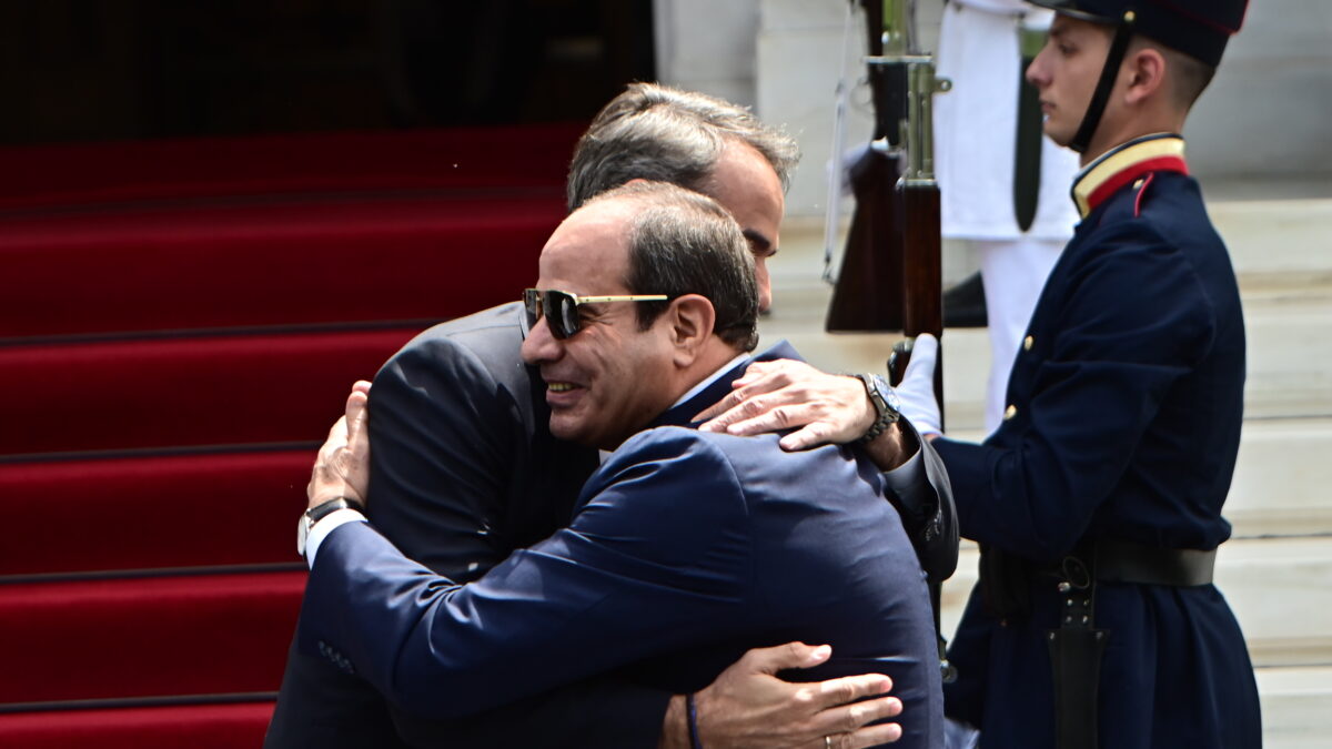 Ο Αλ Σίσι και ο Κυριάκος Μητσοτάκης έξω από το Μέγαρο Μαξίμου