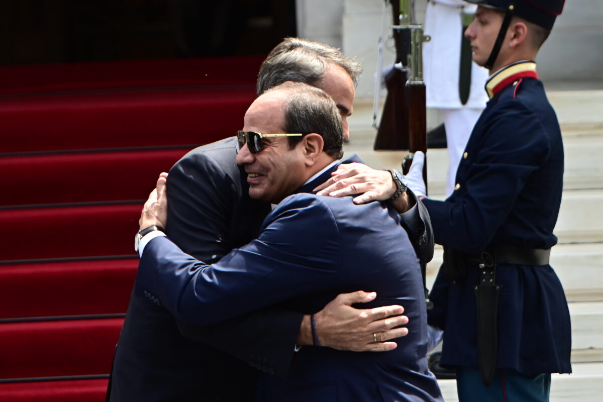 Ο Αλ Σίσι και ο Κυριάκος Μητσοτάκης έξω από το Μέγαρο Μαξίμου