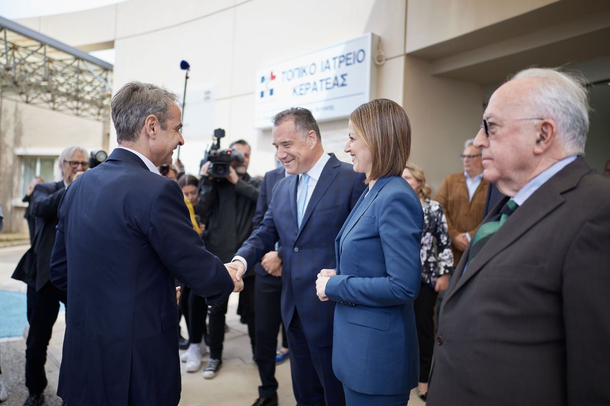 Ο υπουργός Υγείας Άδωνις Γεωργιάδης και η αναπληρώτρια υπουργός Ειρήνη Αγαπηδάκη υποδέχονται τον Κυριάκο Μητσοτάκη
