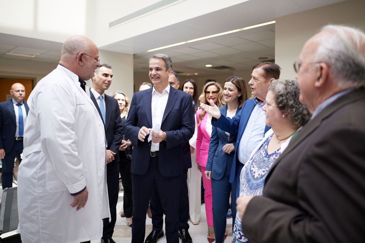 Ο Κυριάκος Μητσοτάκης με γιατρούς του Κέντρου Υγείας Κερατέας