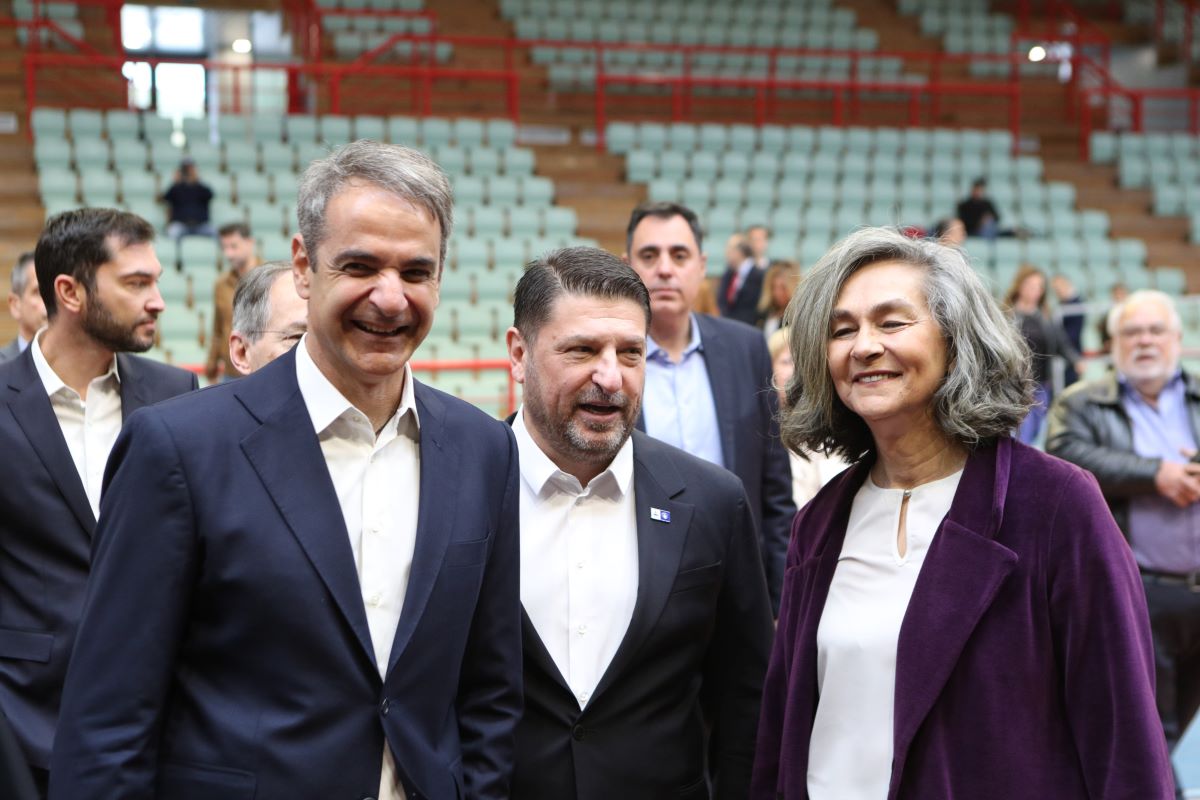 Ο Κυριάκος Μητσοτάκης με τον Νίκο Χαρδαλιά και τη Σοφία Σακοράφα