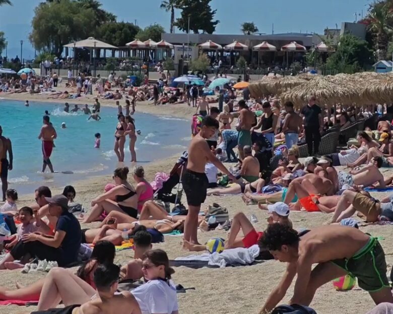 Καιρός: «Βούλιαξαν» από κόσμο οι παραλίες της Αττικής – Οδεύει προς τους 30 βαθμούς Κελσίου ο υδράργυρος