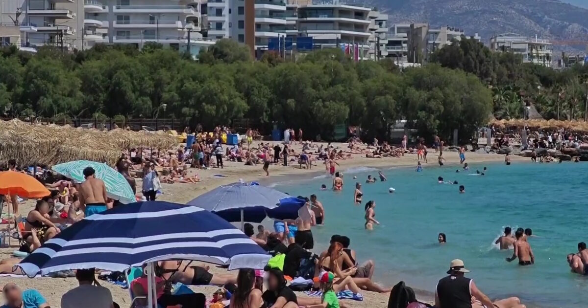 Καιρός: «Βούλιαξαν» από κόσμο οι παραλίες της Αττικής – Οδεύει προς τους 30 βαθμούς Κελσίου ο υδράργυρος