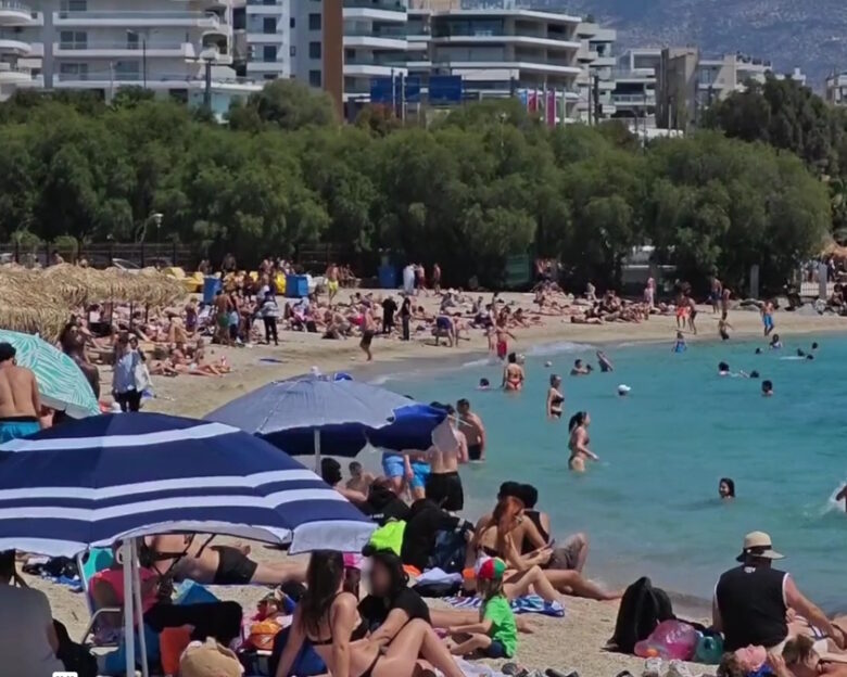 Καιρός: «Βούλιαξαν» από κόσμο οι παραλίες της Αττικής – Οδεύει προς τους 30 βαθμούς Κελσίου ο υδράργυρος