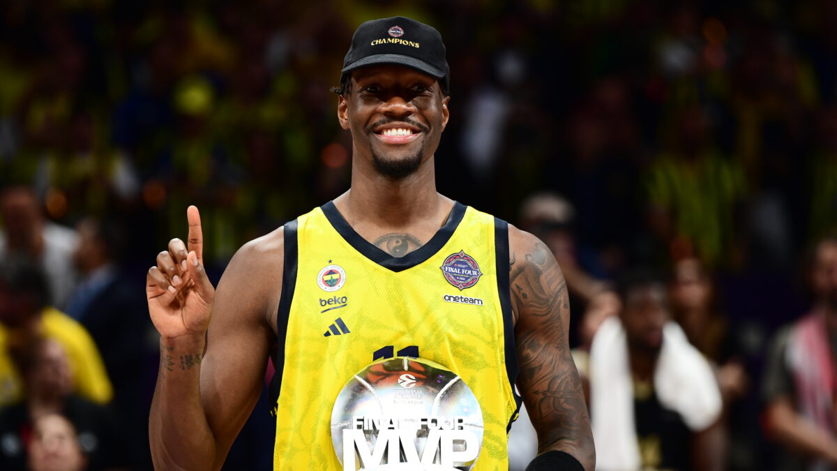 Ο Χέιζ Ντέιβις με το βραβείο του MVP (KLODIAN LATO