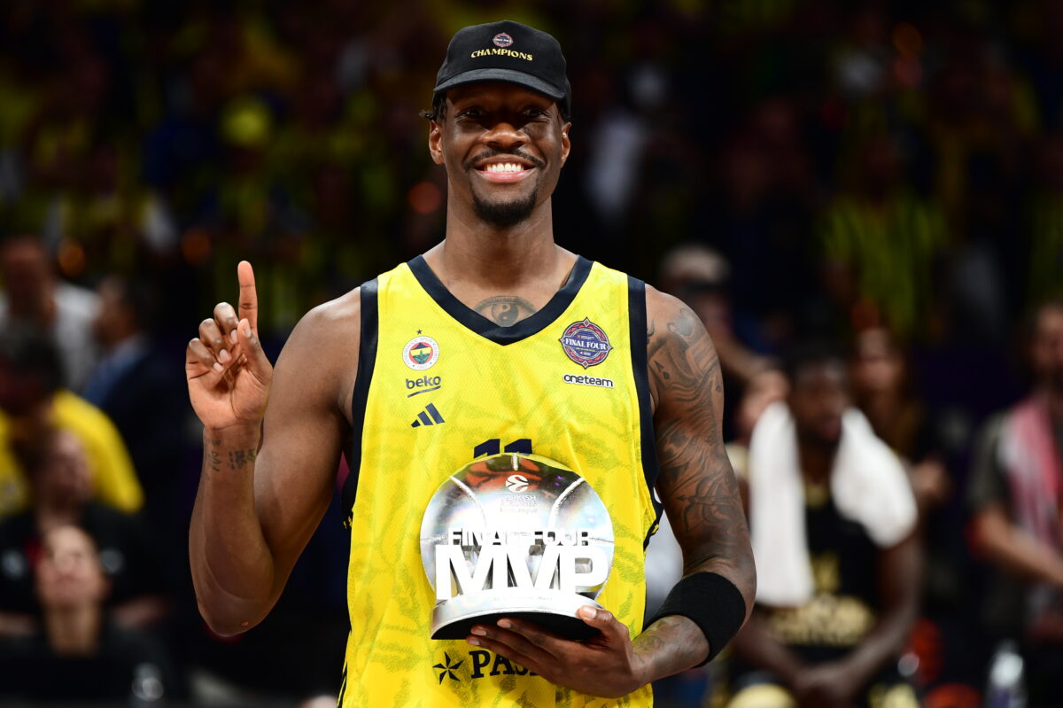 Ο Χέιζ Ντέιβις με το βραβείο του MVP (KLODIAN LATO