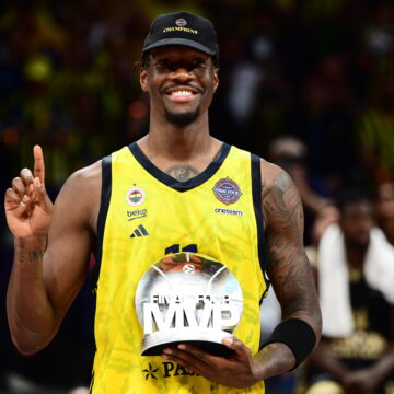 Ο Χέιζ Ντέιβις με το βραβείο του MVP (KLODIAN LATO
