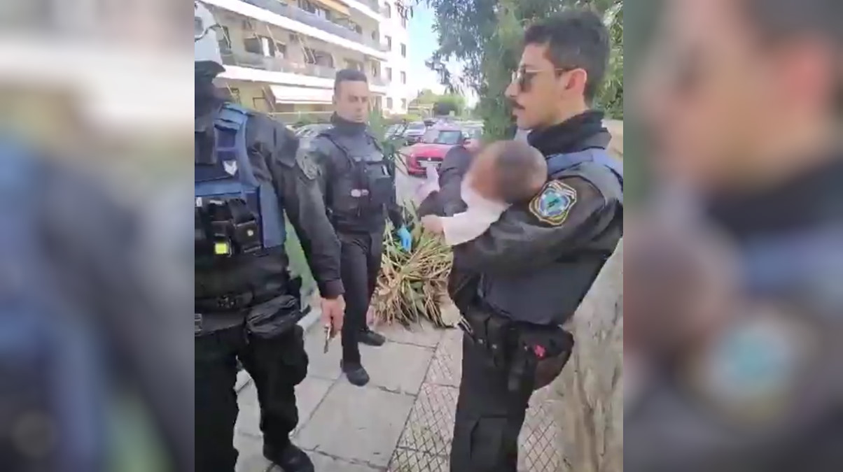 Μωρό με αστυνομικούς