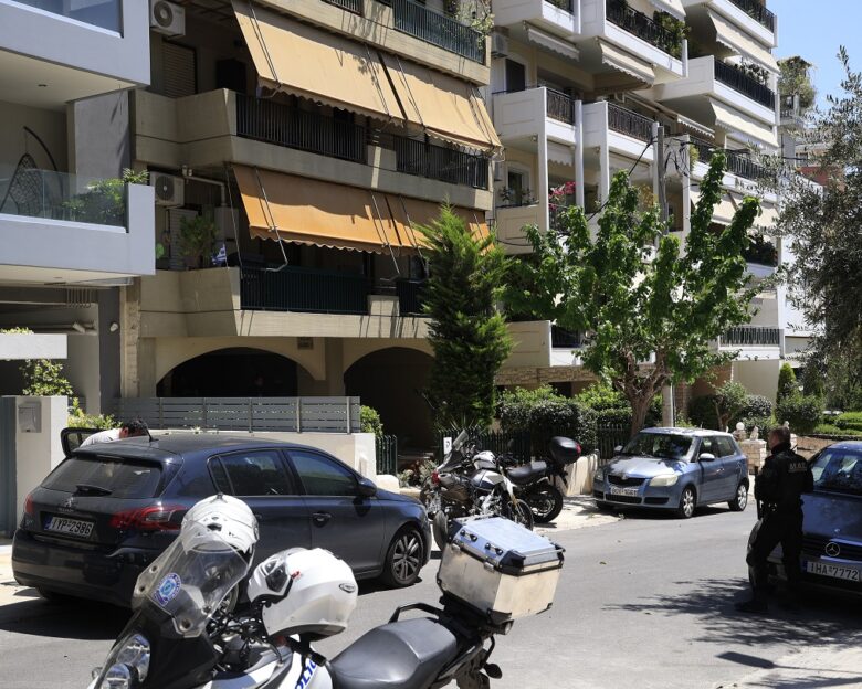 Δολοφονία στη Νέα Σμύρνη: «Ο γιος μου ήταν σε κατάσταση αμόκ και ήθελα να τον τρομάξω με το μαχαίρι» λέει ο πατροκτόνος