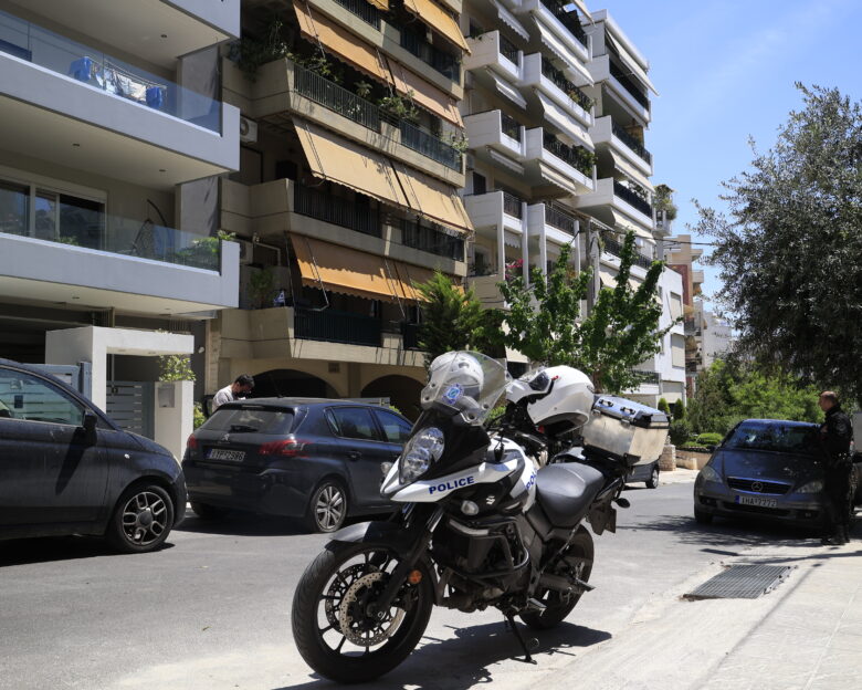 Νέα Σμύρνη: Οι εντάσεις στο σπίτι ήταν συχνές – Το δράμα πίσω από τη δολοφονία του 45χρονου από τον πατέρα του