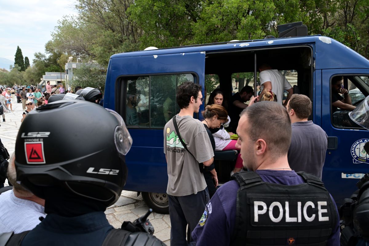 Μέλη της Νεολαίας της Νέας Αριστεράς προσήχθησαν από την αστυνομία στην Ακρόπολη