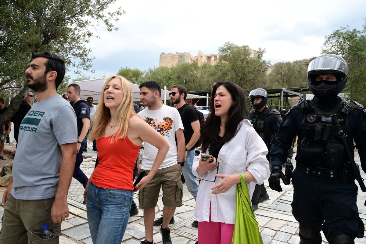 Μέλη της Νέας Αριστεράς προσήχθησαν από την αστυνομία στην Ακρόπολη