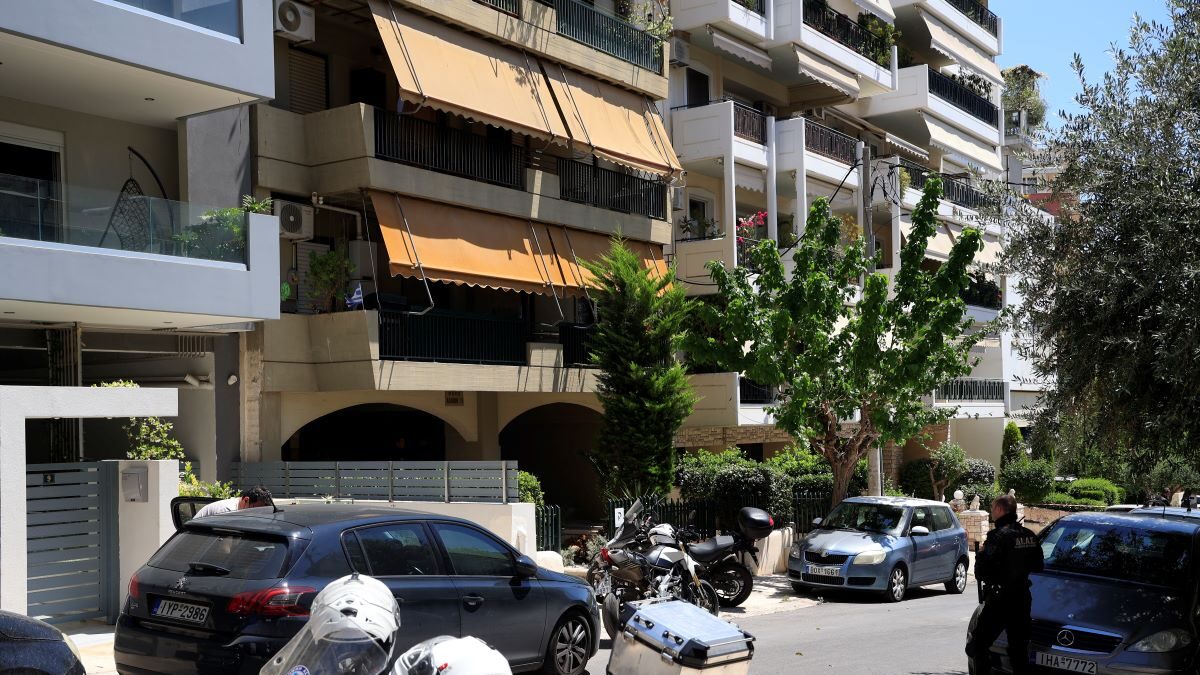 Μοτοσικλέτα της αστυνομίας κοντά στην πολυκατοικία όπου ο πατέρας σκότωσε τον γιο του