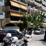 Μοτοσικλέτα της αστυνομίας κοντά στην πολυκατοικία όπου ο πατέρας σκότωσε τον γιο του