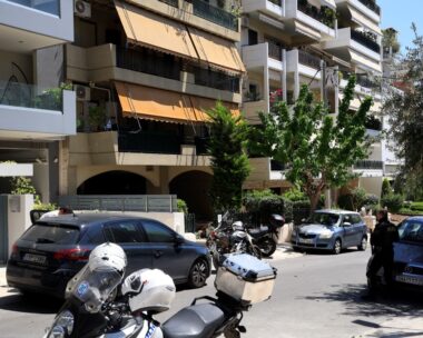 Μοτοσικλέτα της αστυνομίας κοντά στην πολυκατοικία όπου ο πατέρας σκότωσε τον γιο του