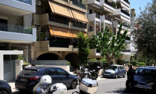 Μοτοσικλέτα της αστυνομίας κοντά στην πολυκατοικία όπου ο πατέρας σκότωσε τον γιο του