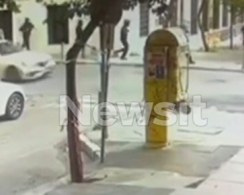 Νομική: Η στιγμή που βγαίνουν οι κουκουλοφόροι μετά την άγρια επίθεση στον φοιτητή
